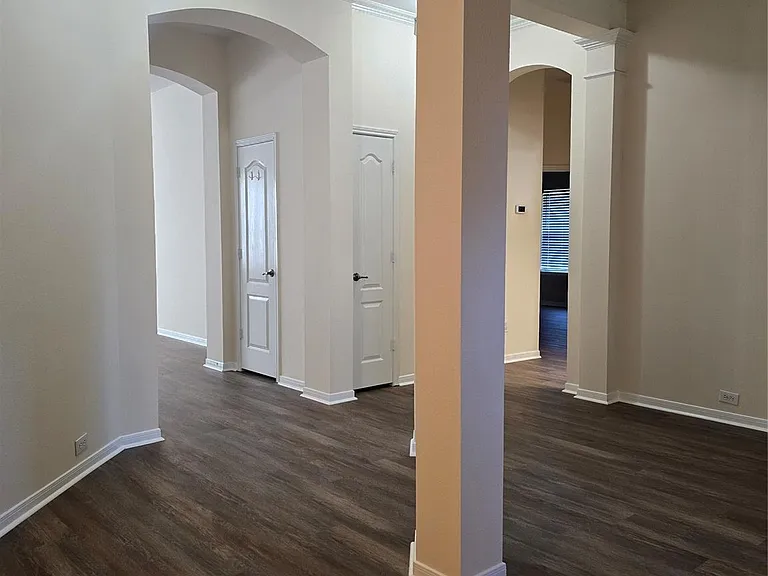 2706 Courtyard Ln — Photo 2