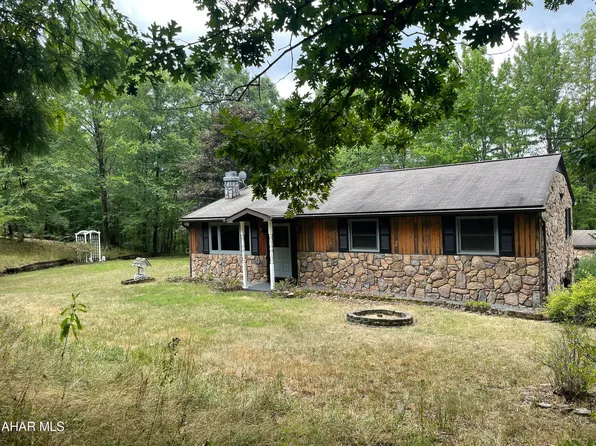 195 Asbury Ln, Altoona, PA 16601