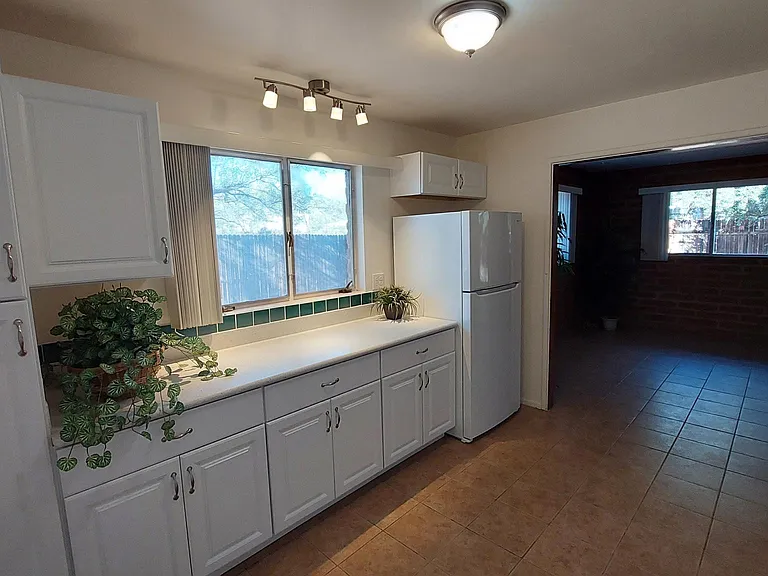E Blacklidge Dr — Photo 14