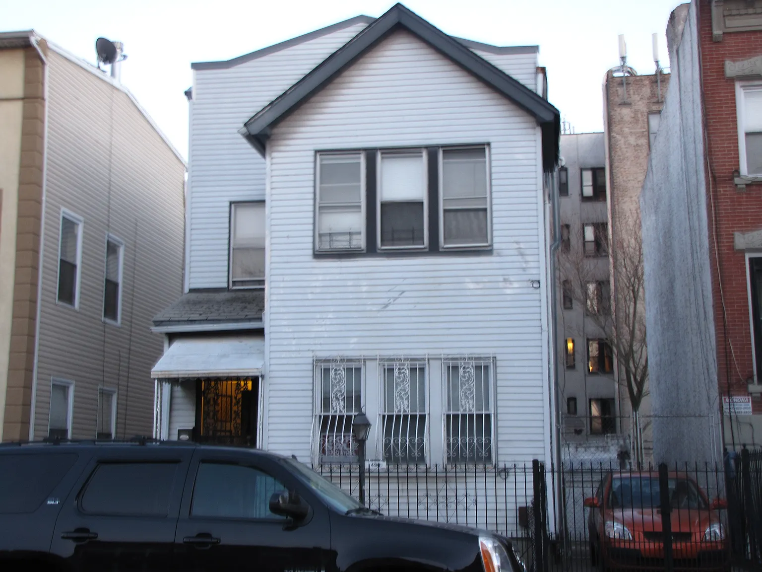 490 Van Buren St photo 1