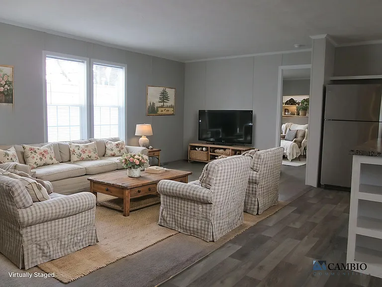 153 Hawthorne Dr — Photo 2