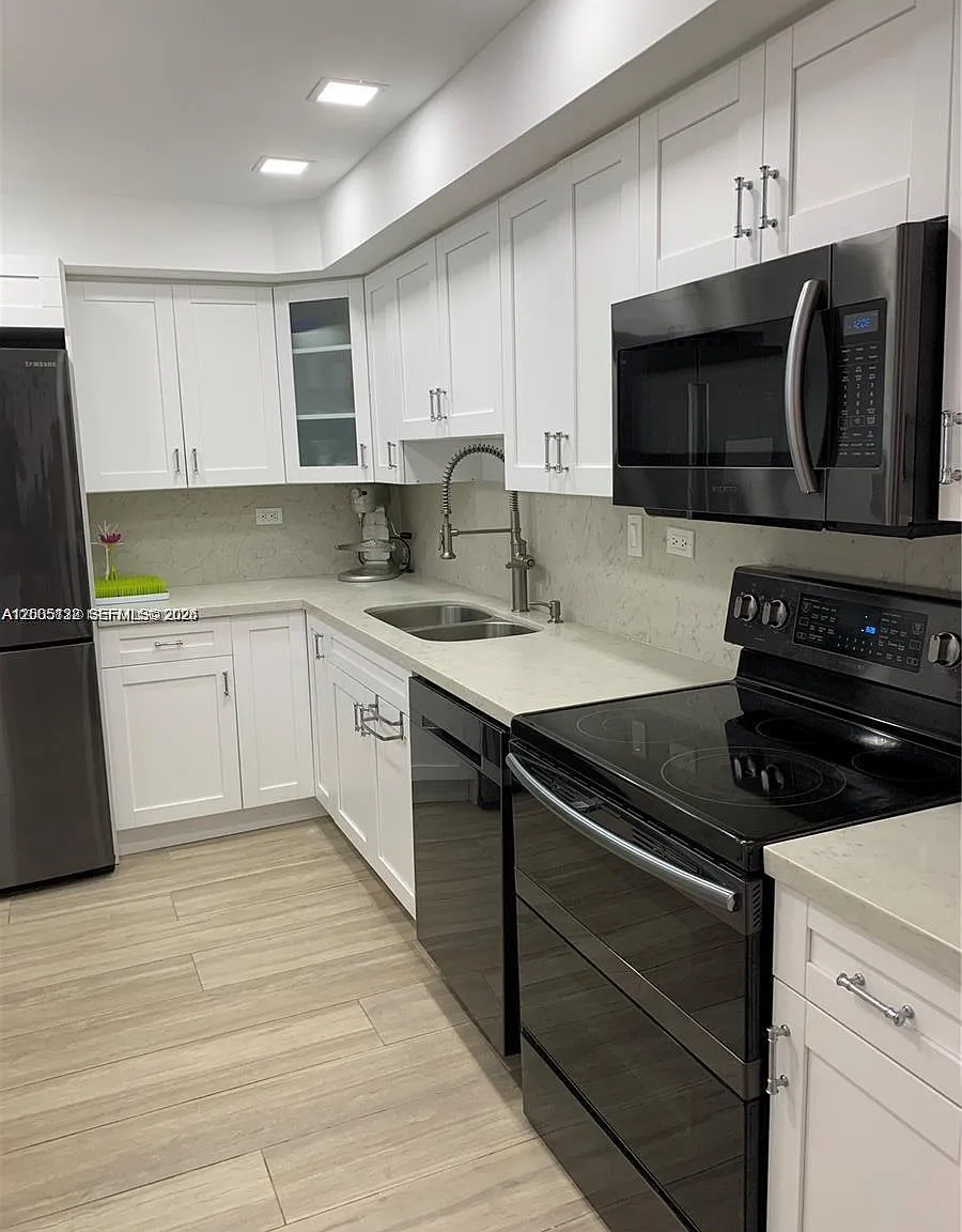 Delvista Towers Condo Tow — Photo 4