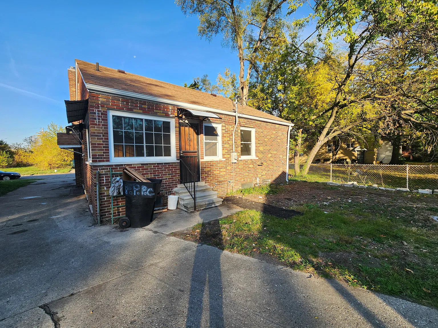 3 bed, 1.5 bath, 989 sqft, $1,100 — Photo 3