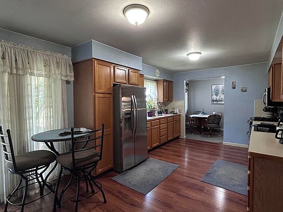 4th image of 22872 Washington Ave