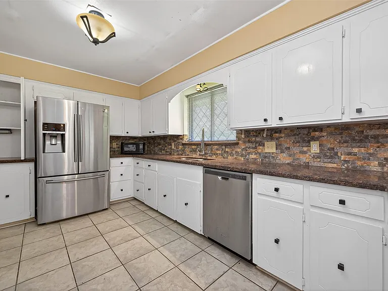 1701 Mistletoe Ln — Photo 10