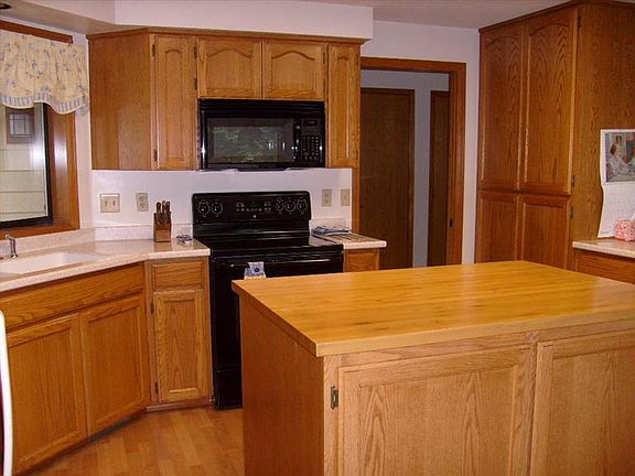3rd image of 565 Oak Hill Cir