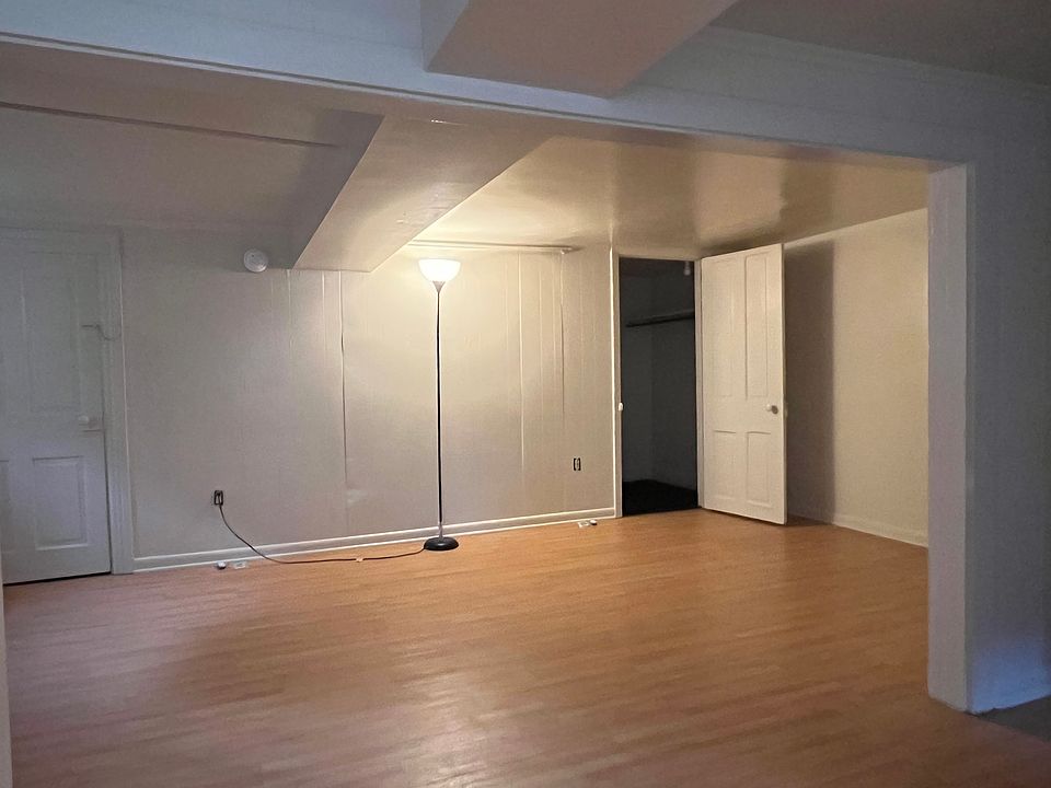 wood laminate floors. This is not an apt for a very tall person