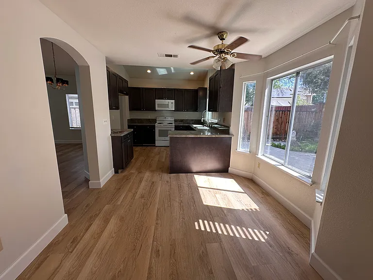 52 Elizabeth Ct — Photo 30
