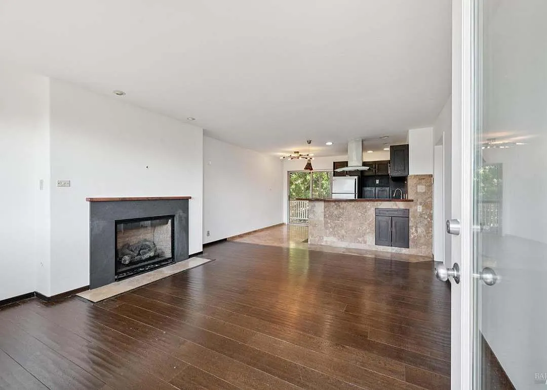 2 bed, 900 sqft, $7,495 — Photo 3