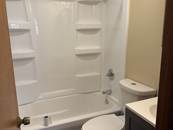 3rd image of 464 Pullman Ave #4