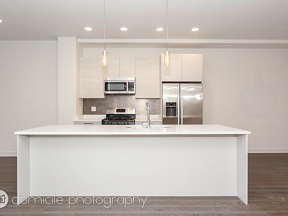 4th image of 858 N Franklin St APT 403