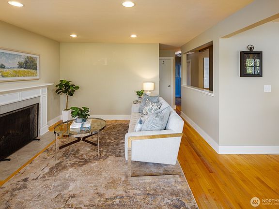 4th image of 4006 32nd Avenue W