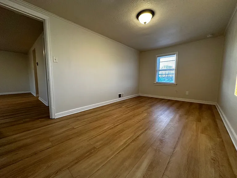 160 Gruenwald Ave — Photo 11