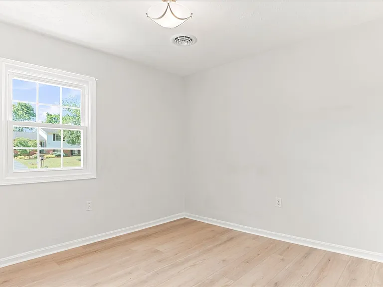 102 Linwood Ct — Photo 26
