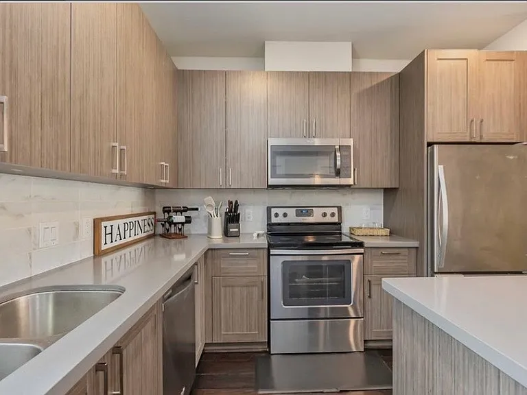 2401 Crawford St — Photo 3
