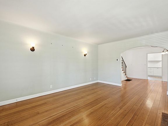 5th image of 1095 Peach St