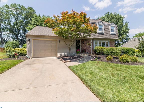 4th image of 894 Doncaster Dr
