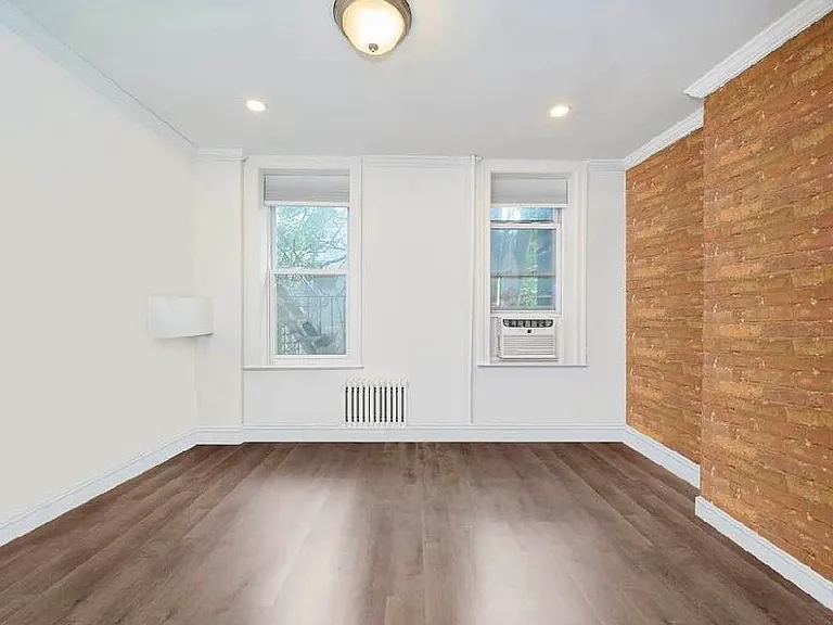 318 E 6th St #6 — Photo 5