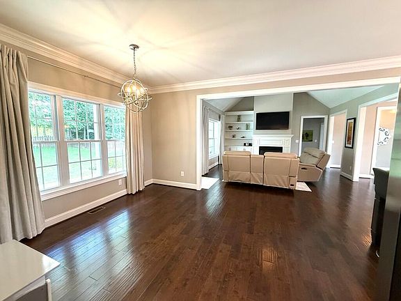 3rd image of 275 Runnymeade Dr