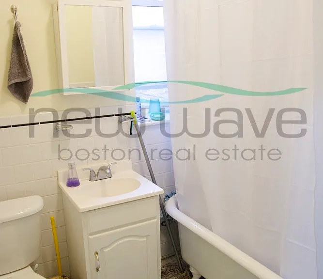 100 Queensberry St #6 — Photo 8