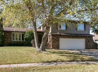 2015 Vista Cir NW, Cedar Rapids, IA 52405