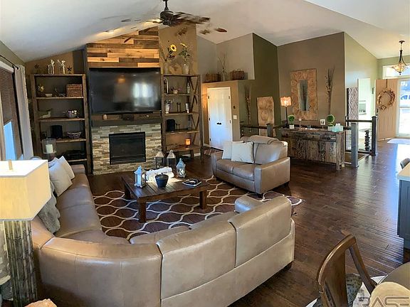 5th image of 126 W Doral Ct