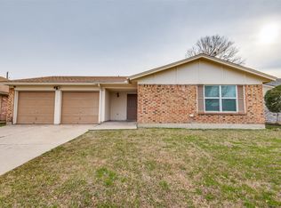 702 W Lynn Creek Dr, Arlington, TX 76001