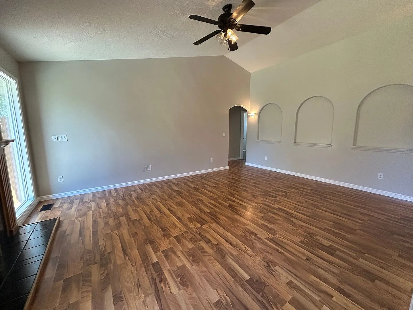 Spacious 3 Bedroom Home with Bonus Room on a Corner Lot with 3 Car Garage — Photo 4