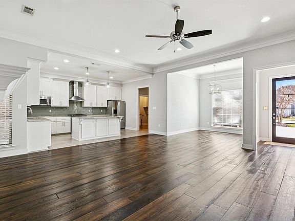 4th image of 736 Portula Ave