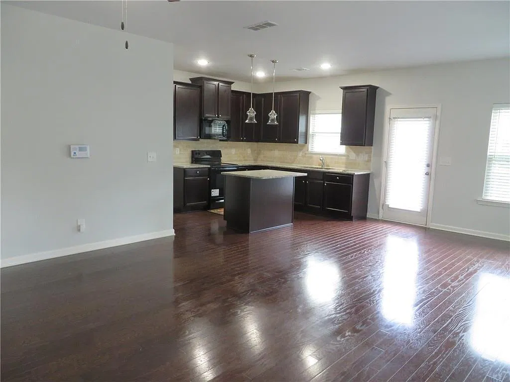 3 bed, 2.5 bath, 1998 sqft, $2,300 — Photo 4