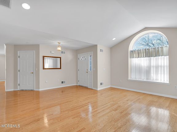 5th image of 72 Rosewood Drive