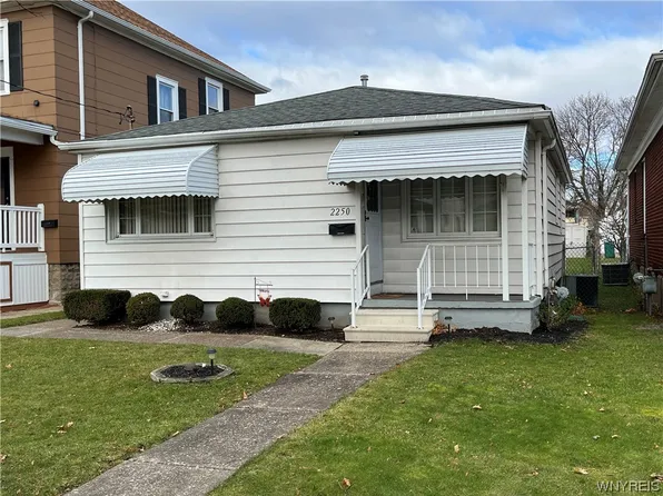 2250 Woodlawn Ave, Niagara Falls, NY 14301