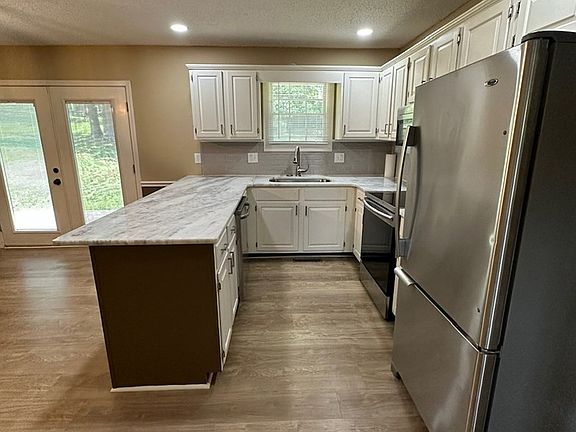 2nd image of 615 Seminole Dr