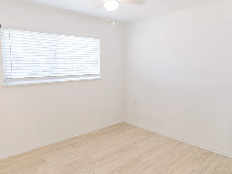 1385 Oblate Dr — Photo 16