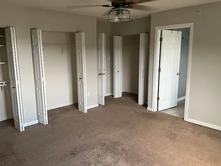 1049 Royal Dr — Photo 20