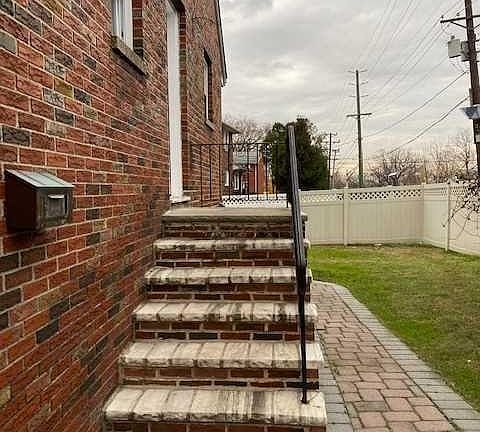 2nd image of 821 Kingsland Ln
