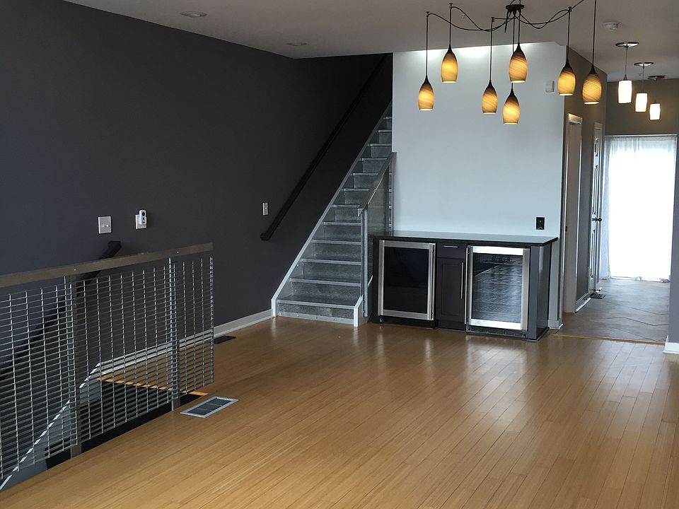 1st image of 586 W 40th St #586