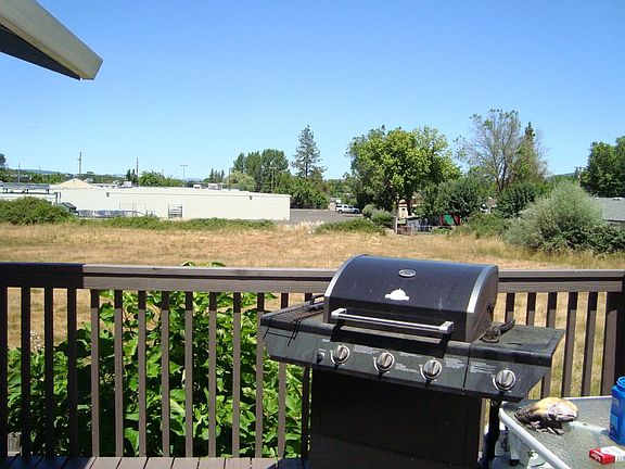 4th image of 750 Sarah Park Cir