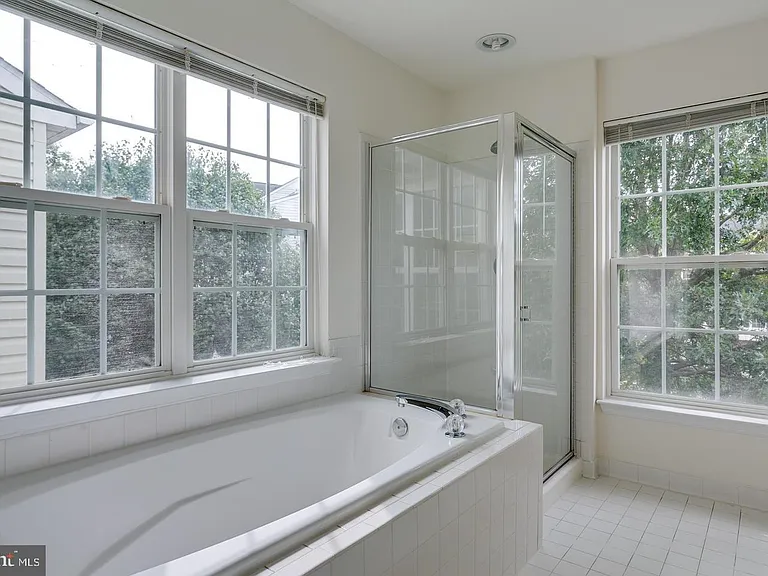 13129 Park Crescent Cir — Photo 33