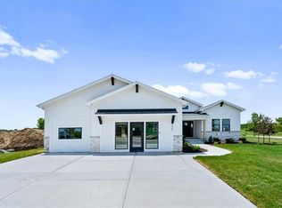 4484 Tee Box Dr, Basehor, KS 66007