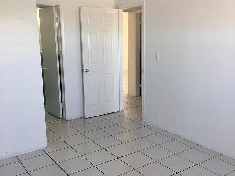 Jaclyn Apartments — Photo 16