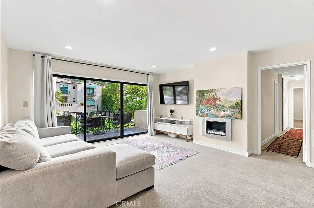 2 bed, 1294 sqft, $4,300 — Photo 1