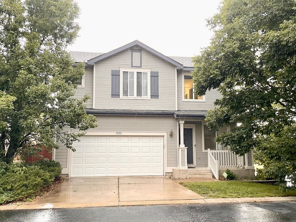 Front of home with 2 car garage