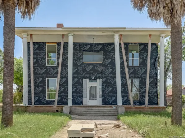 602 CULBERSON ST, Sabinal, TX 78881
