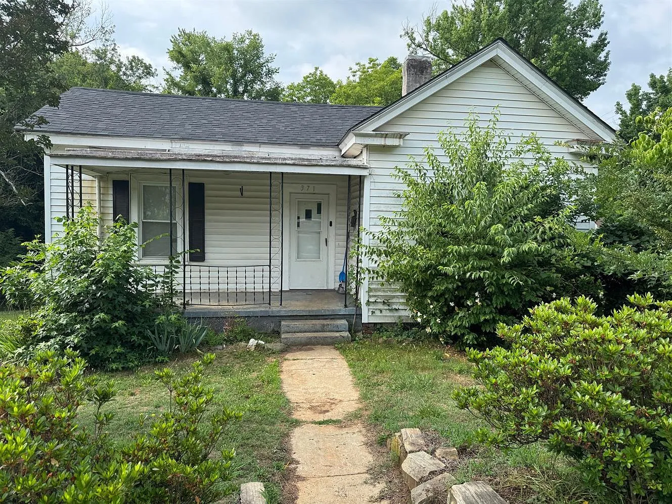 2 bed, 1.0 bath, 952 sqft, $914 — Photo 1