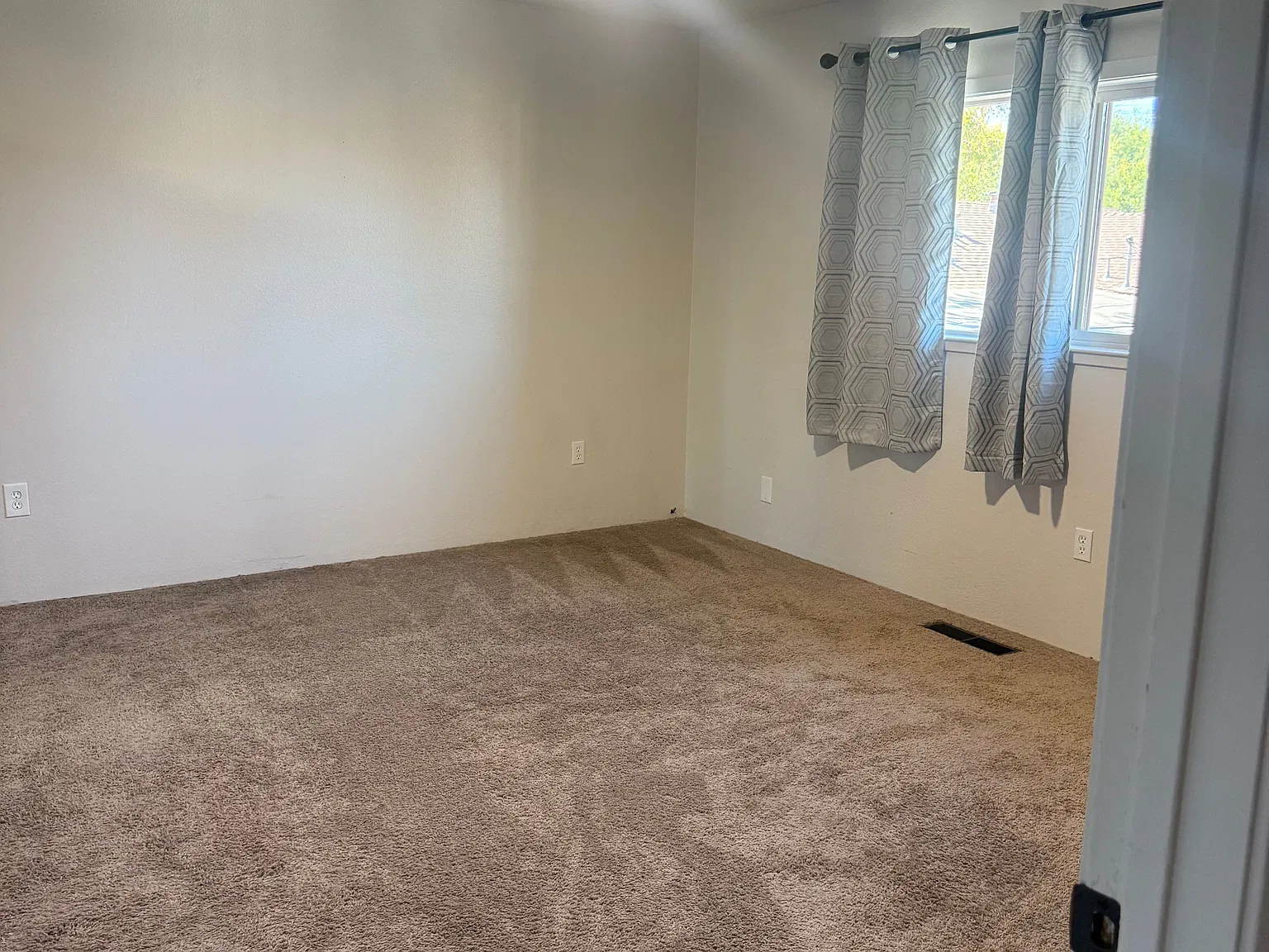 Big and Bright 2 Bedroom — Photo 3