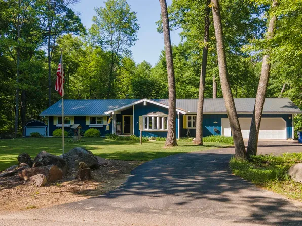 E2338 Lamplighter Ln, Waupaca, WI 54981