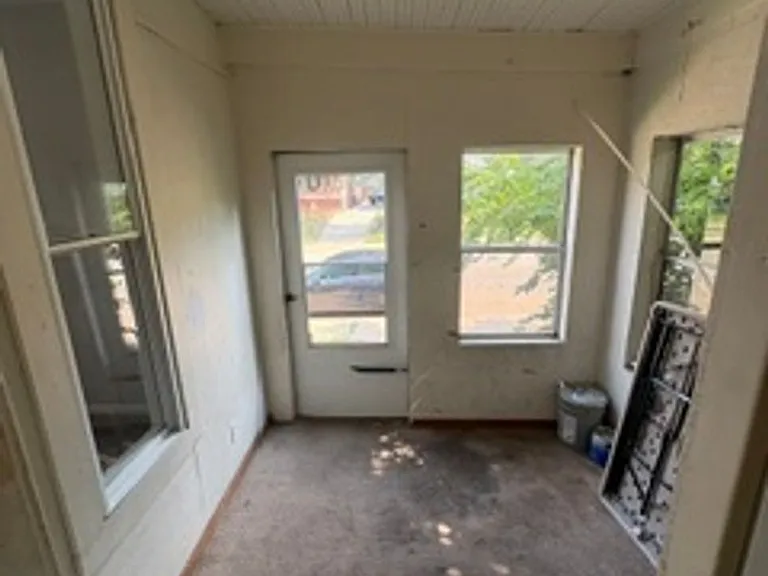 510 W Columbia Ter — Photo 2