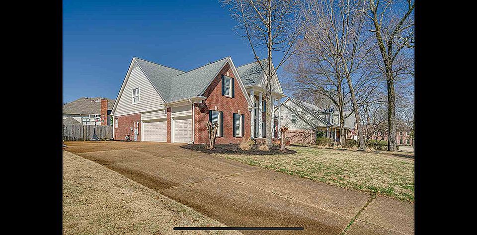 2nd image of 609 Roxburgh Dr