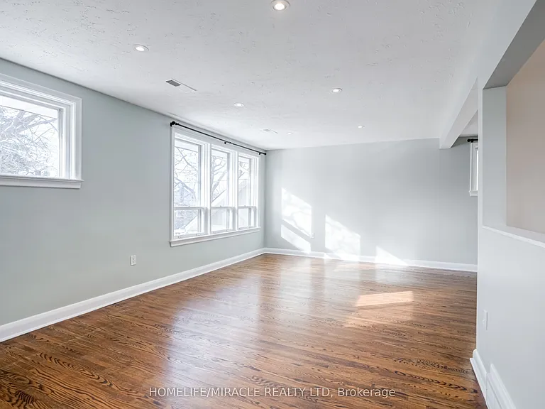34 Elizabeth St S #A — Photo 8